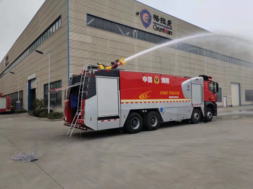 200 Fire Engine BENZ Water Tank Fire Engine Truck Fire Rescue Engine 11700MM PM200/SG200