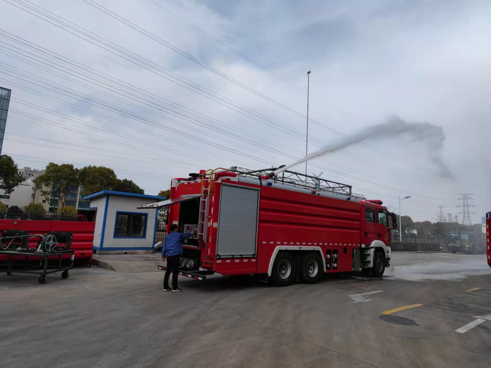 Compacnt Fire Engine Sinotruk Fire Engine Water Tank 6 Passengers Compact Fire Truck PM170/SG170